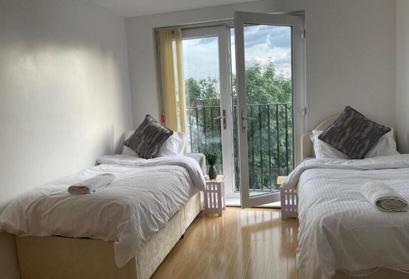 Номер Стандарт, Lonsdale Place