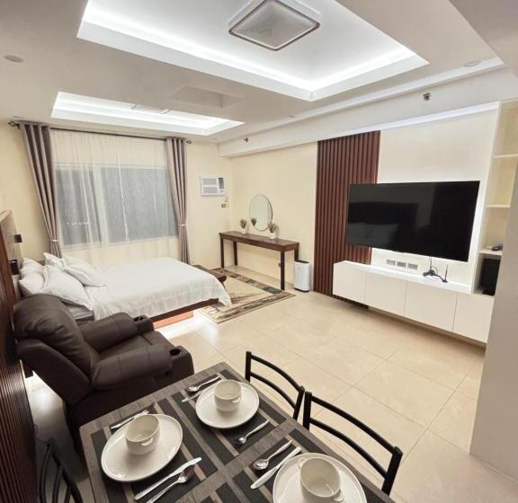 استودیوی سوپریور, La Amore Place