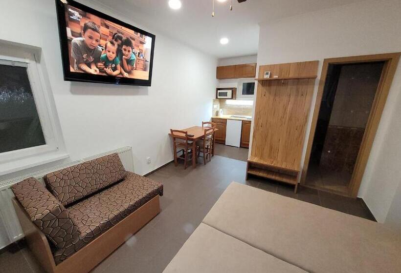 חדר סטנדרט לשלושה, Alenka