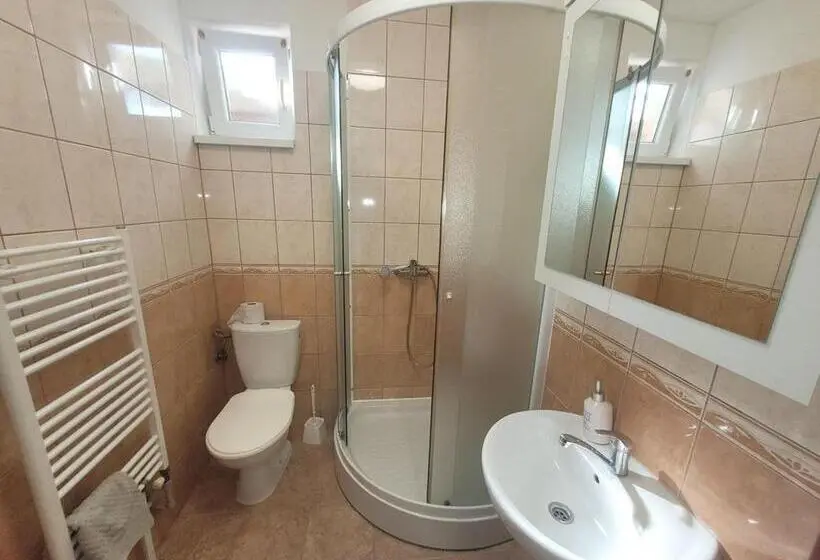 Standard Neljän Hengen Huone, Alenka