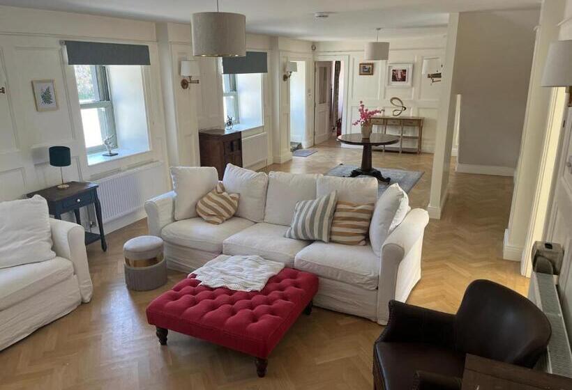 Дом 4 Спальни, Old Mc Carthys Bar