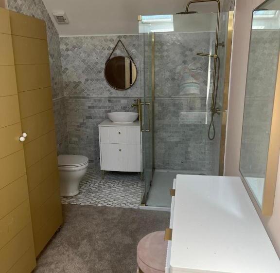 Дом 4 Спальни, Old Mc Carthys Bar