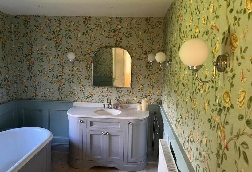 Дом 4 Спальни, Old Mc Carthys Bar