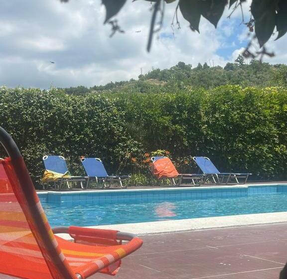 חדר משפחתי, Villa Mugs