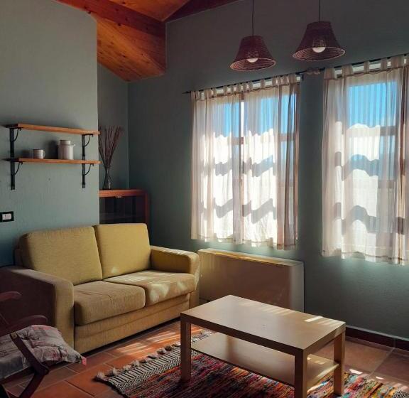 חדר משפחתי, Villa Mugs