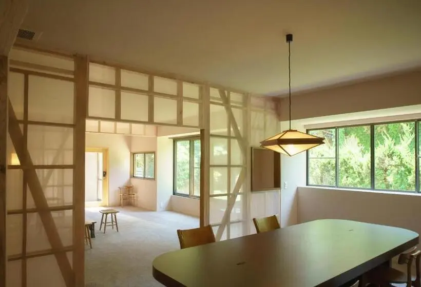 Standard-huone, 市とコージ