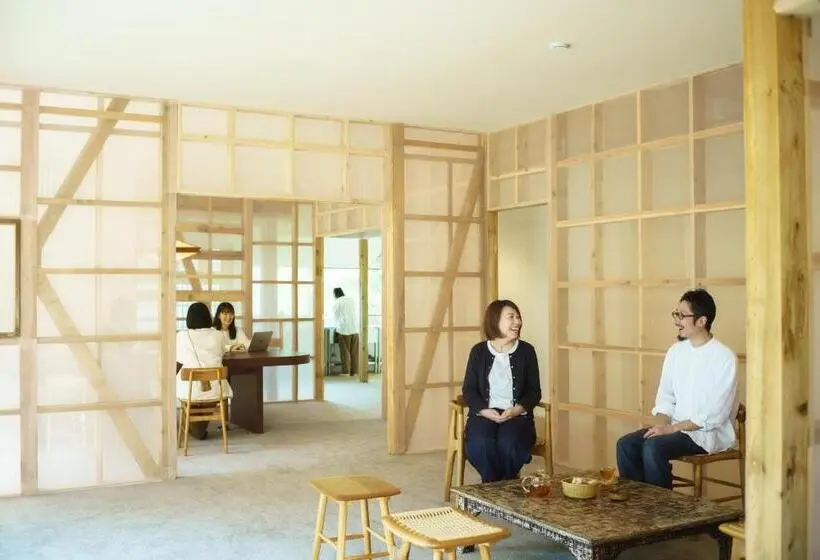 Standard-huone, 市とコージ