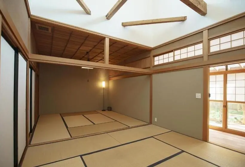 Comfort Kolmen Hengen Huone, 市とコージ