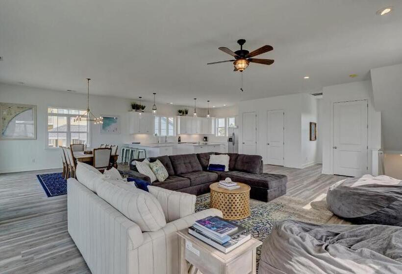 منزل 4 غرف نوم, 124 Windjammer Dr By Carolina Stays