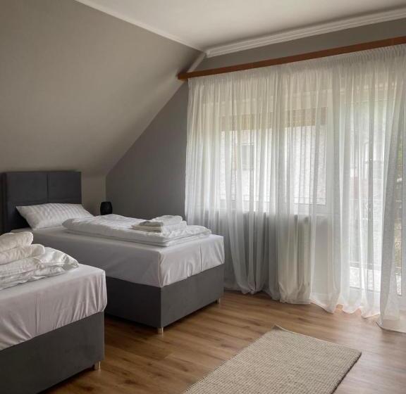 バルコニー付きスタンダードルーム, Repeat Racing Rooms