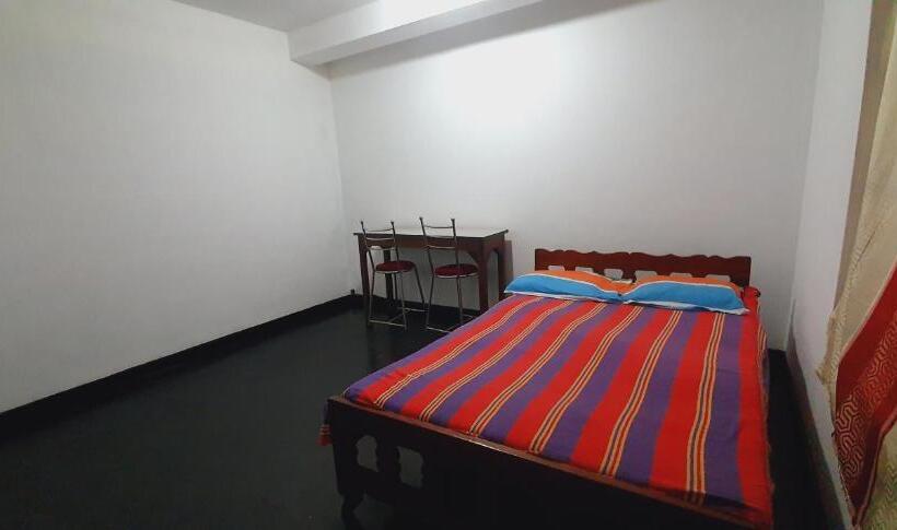 חדר אקונומי, Dee Ella