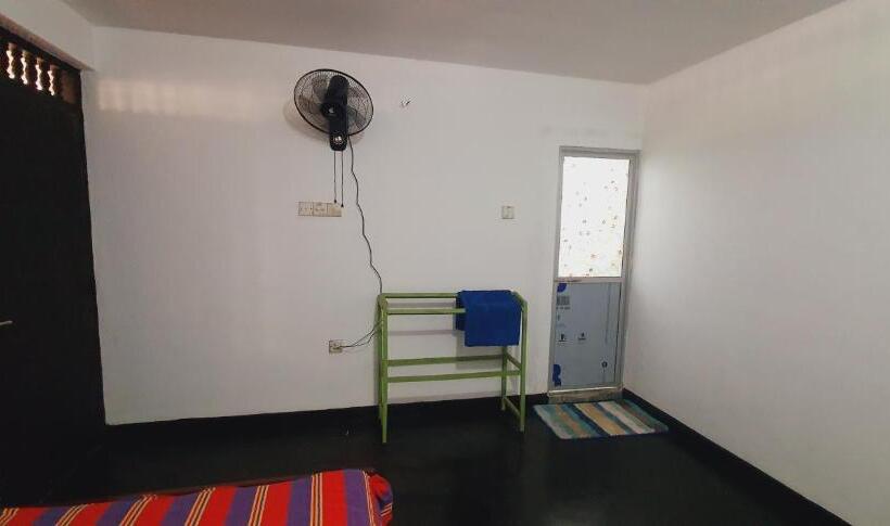 חדר אקונומי, Dee Ella