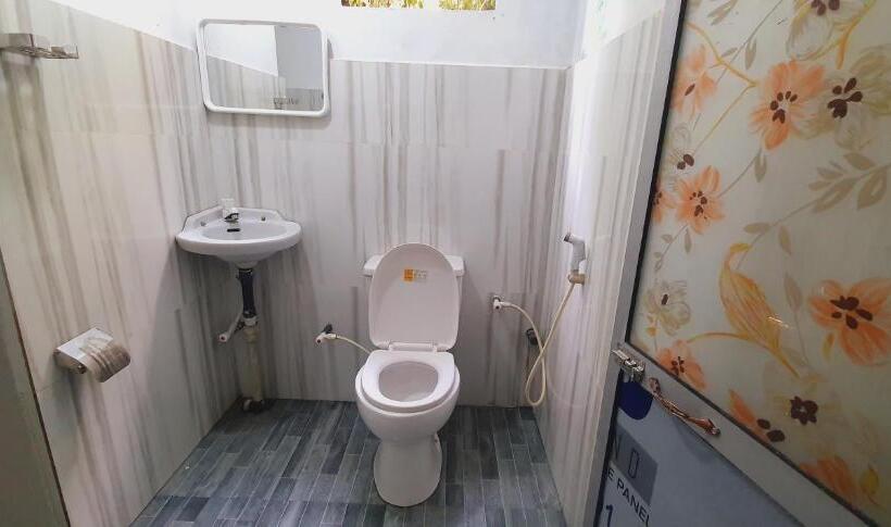 חדר אקונומי, Dee Ella