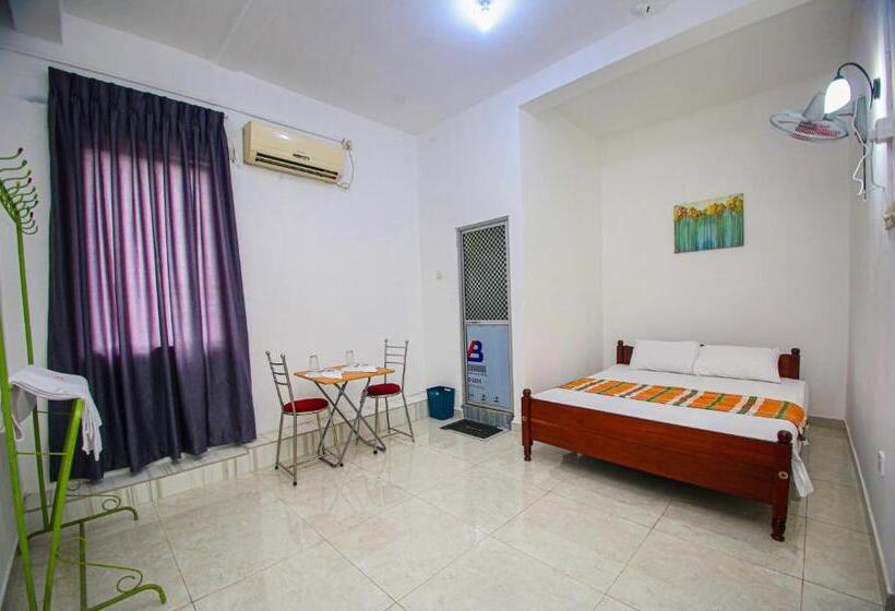 חדר דלוקס, Dee Ella