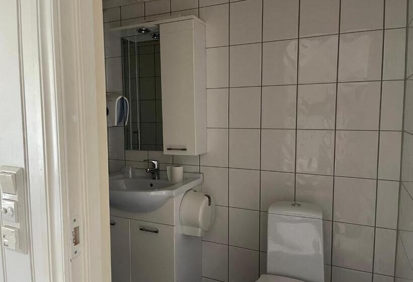 اتاق استاندارد سه نفره, Jondal