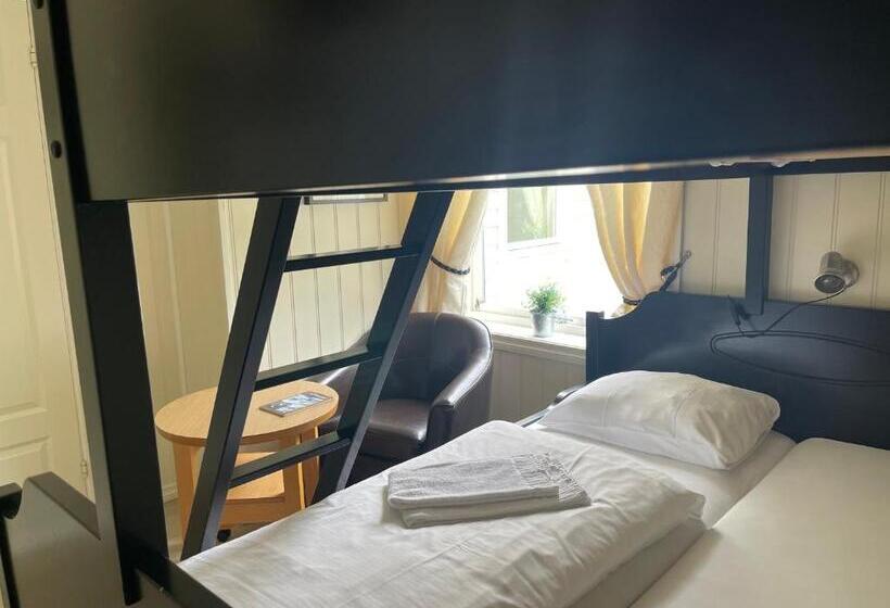 اتاق استاندارد سه نفره, Jondal