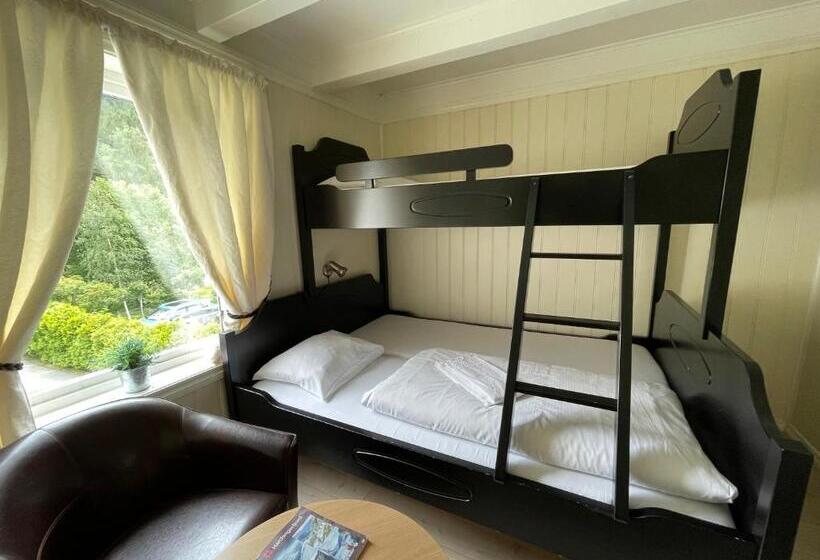 اتاق استاندارد سه نفره, Jondal