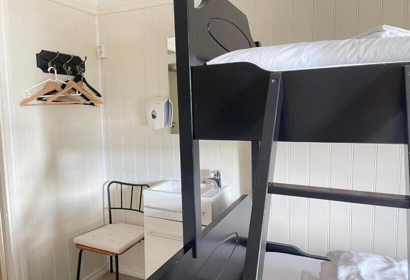 اتاق استاندارد سه تخته با سرویس بهداشتی مشترک, Jondal