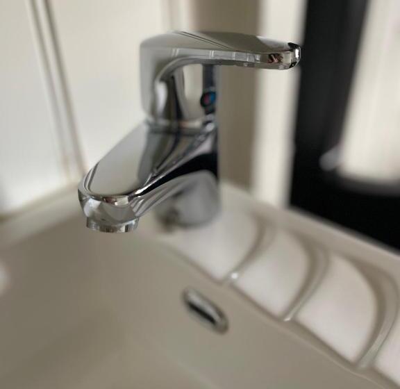 اتاق استاندارد سه تخته با سرویس بهداشتی مشترک, Jondal