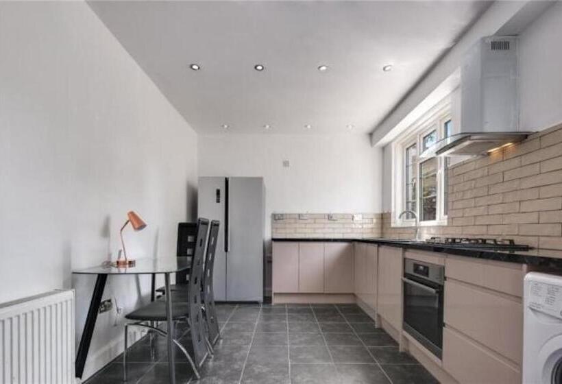 Номер Стандарт, Room In Guest Room Limehouse Townhomes Modern Spacious Serviced En Suite Room With A Garden View