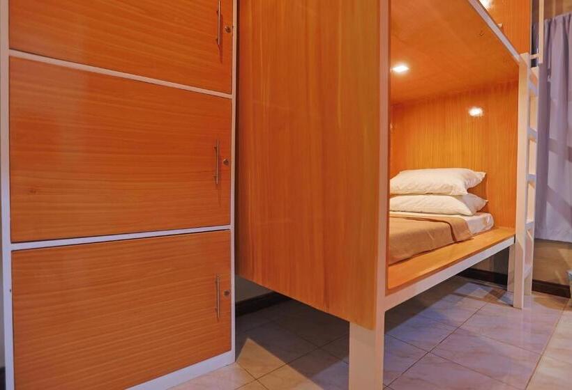 Pat in Cameră Comună, Tahan Hostel