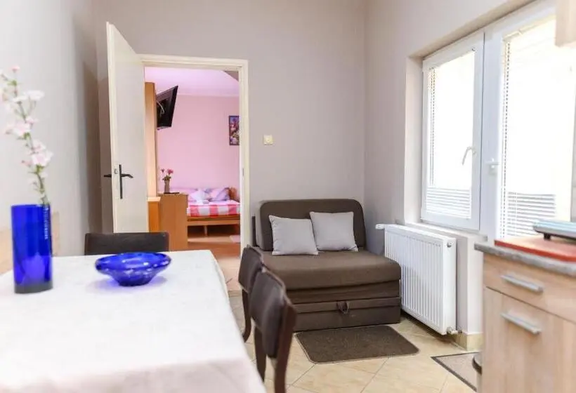 استودیو استاندارد با بالکن, Vila Misljenovic, U Centru Sokobanje, Na Pesackoj Zoni