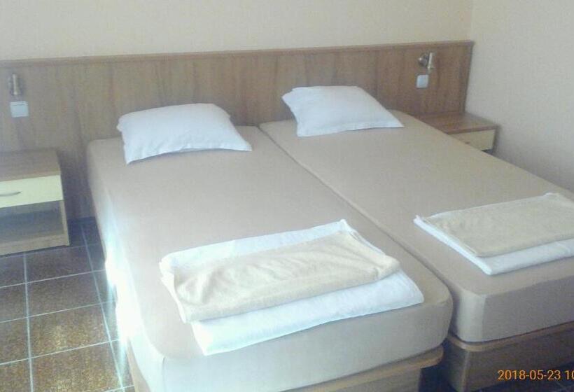 غرفة قياسية ثلاثية, Famili Hotel Barba Yani