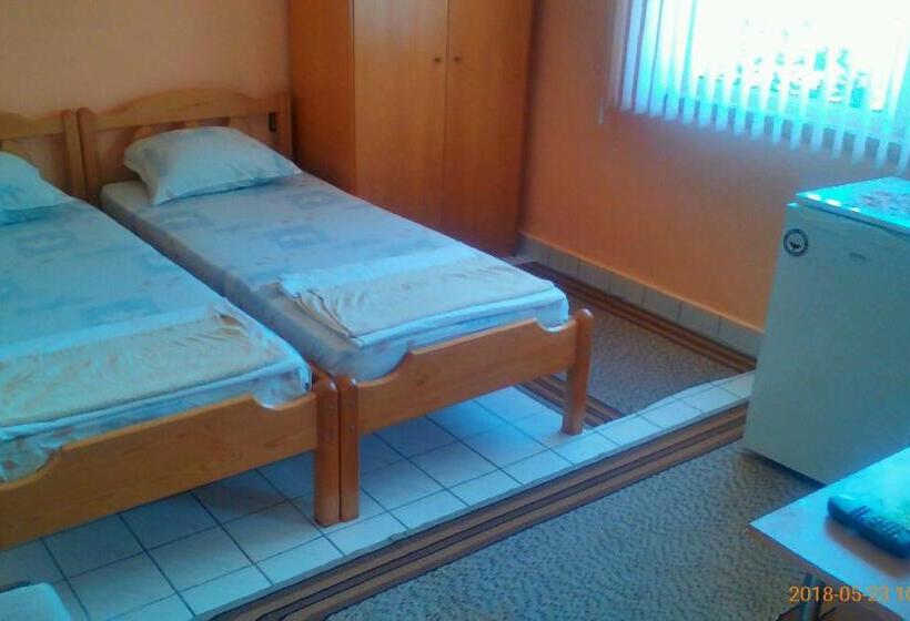 غرفة قياسية رباعية, Famili Hotel Barba Yani