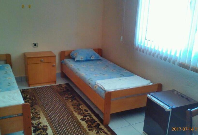 غرفة قياسية رباعية مطلة على الحديقة, Famili Hotel Barba Yani