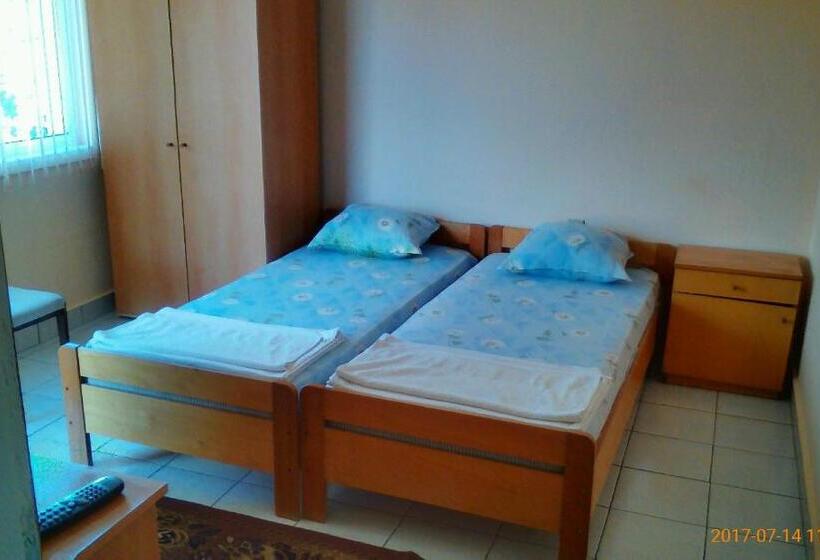 غرفة قياسية رباعية مطلة على الحديقة, Famili Hotel Barba Yani