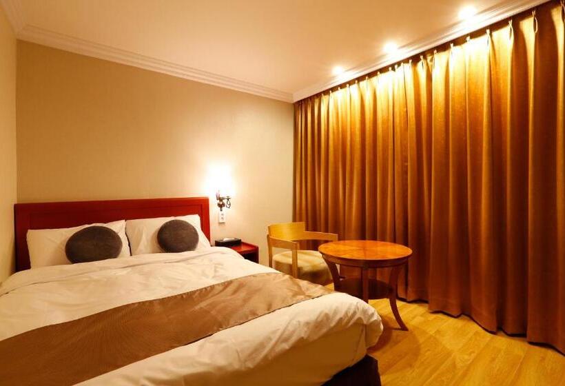 Quarto Estandar, Anmyeondo Plaza