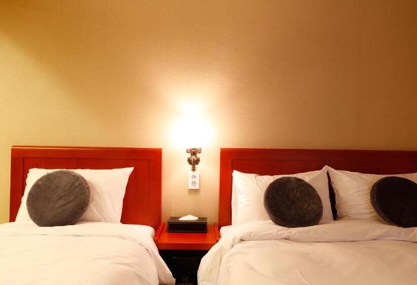 Quarto Triplo Estandar, Anmyeondo Plaza