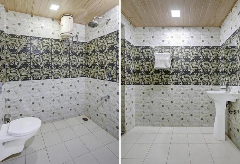 חדר קלאסי לשלושה, Collection O Ravidarshan