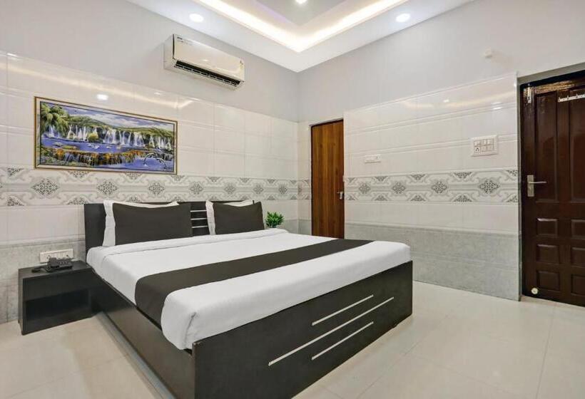 חדר קלאסי לשלושה, Collection O Ravidarshan