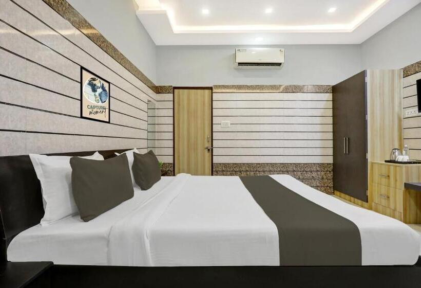 חדר קלאסי לשלושה, Collection O Ravidarshan