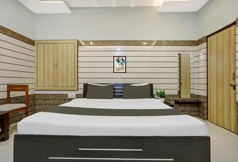 חדר קלאסי לשלושה, Collection O Ravidarshan