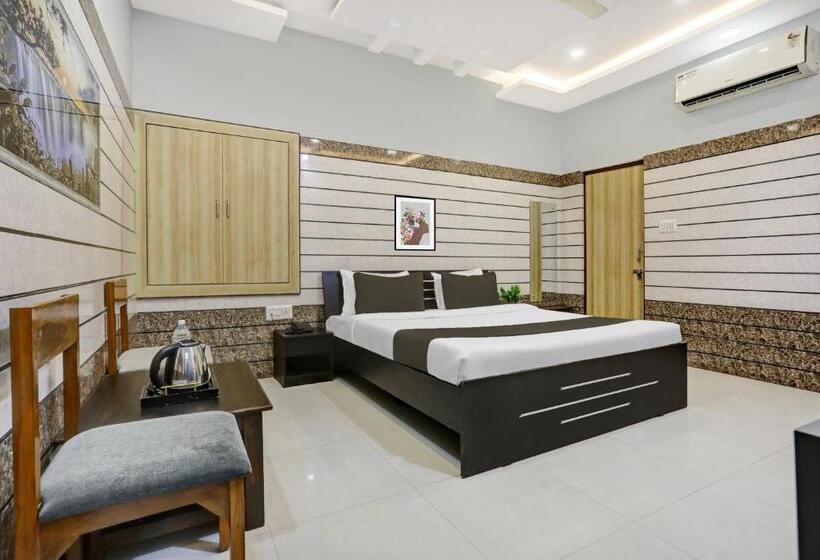 חדר קלאסי לשלושה, Collection O Ravidarshan