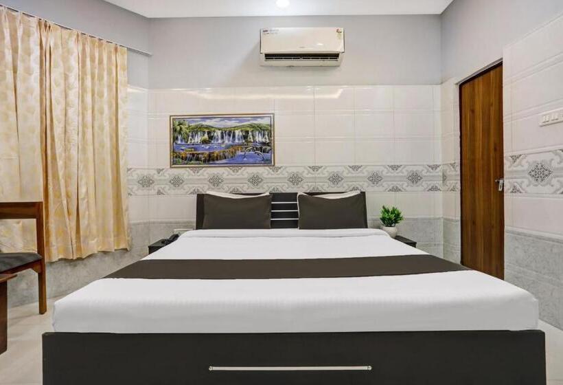 חדר קלאסי לשלושה, Collection O Ravidarshan