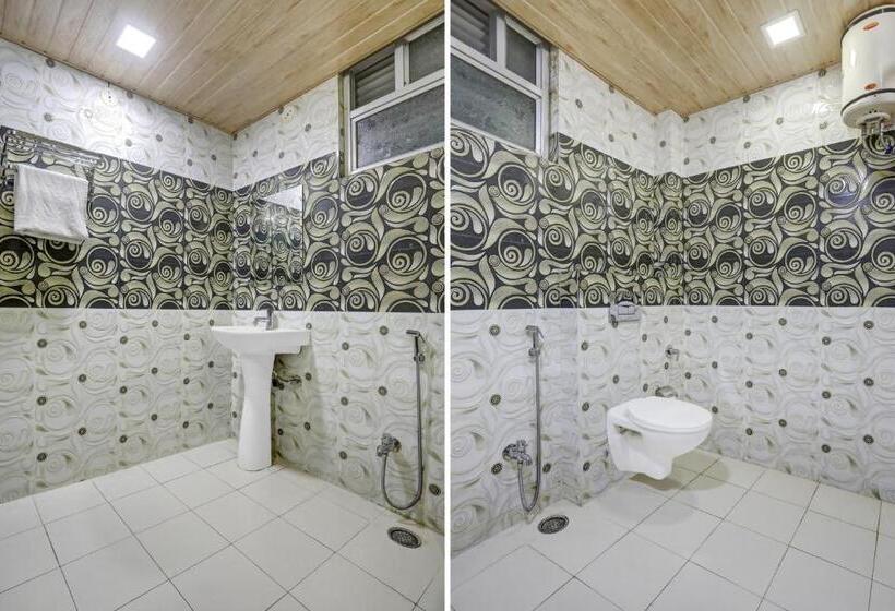 חדר קלאסי לשלושה, Collection O Ravidarshan