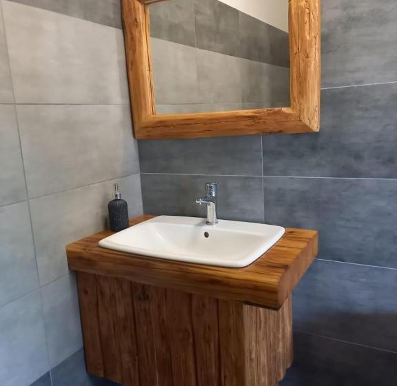 Standard Tent, Farma Tasov