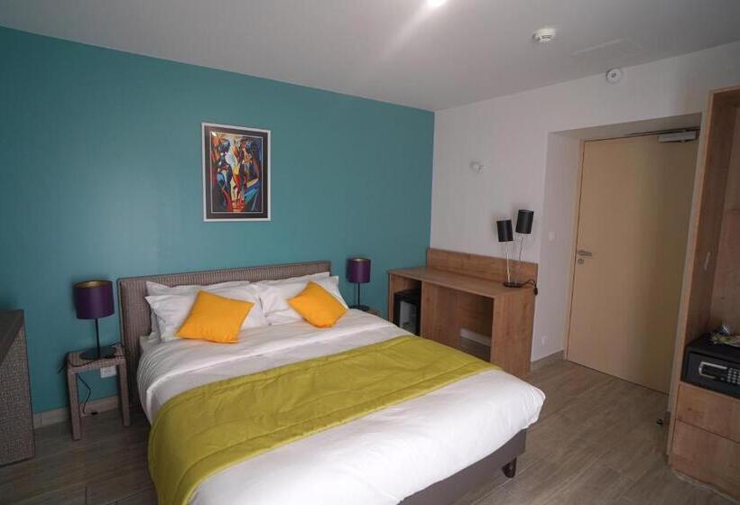 Номер Стандарт Кровать Кинг Адаптированный для Инвалидов, Hôtel De La Croix Blanche