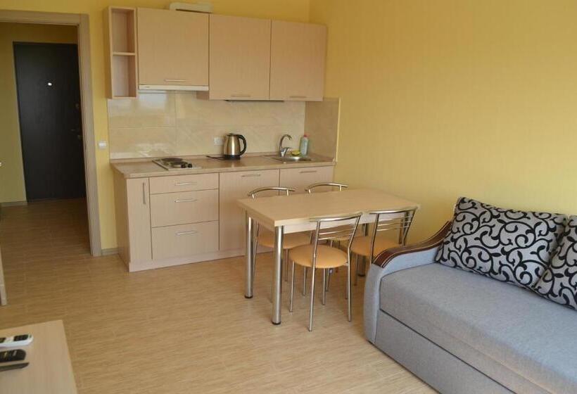 جناح مطلّ علي البحر, Promenad