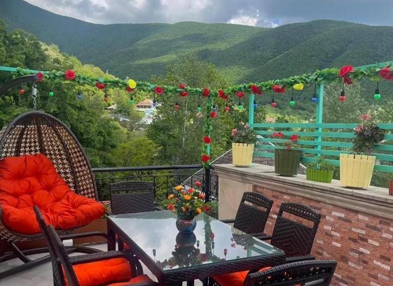 اتاق خانوادگی با چشمانداز کوه, Sheki̇_vi̇lla_buti̇k