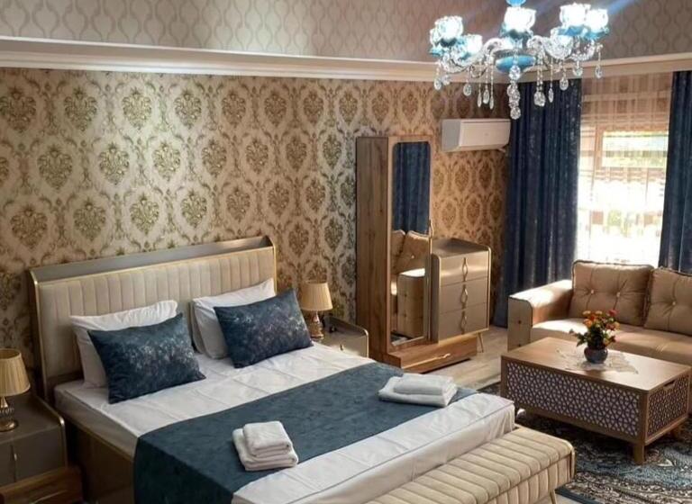 اتاق خانوادگی با چشمانداز کوه, Sheki̇_vi̇lla_buti̇k