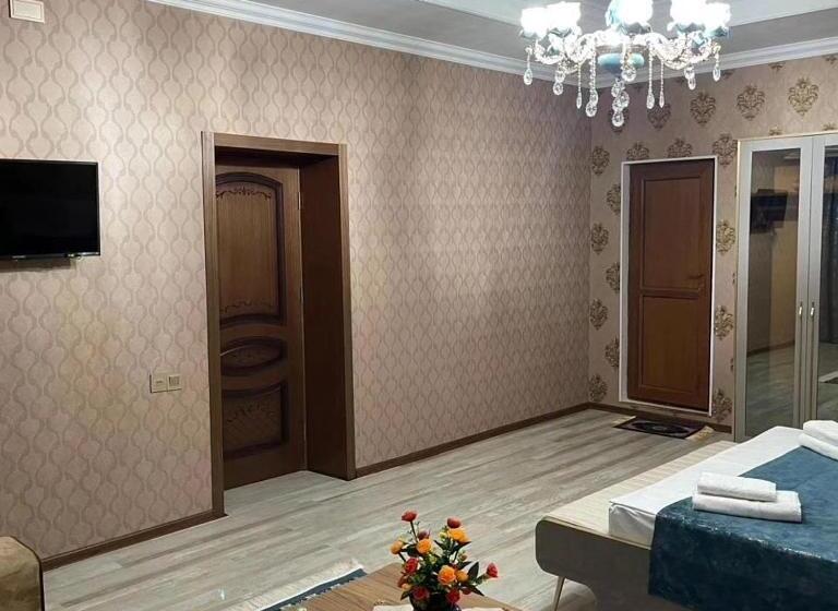 اتاق خانوادگی با چشم‌انداز کوه, Sheki̇_vi̇lla_buti̇k