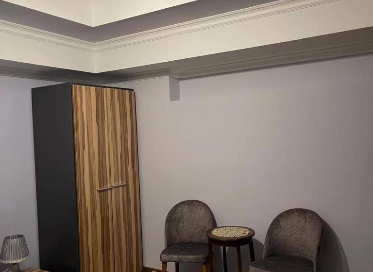 اتاق خانوادگی با چشمانداز کوه, Sheki̇_vi̇lla_buti̇k