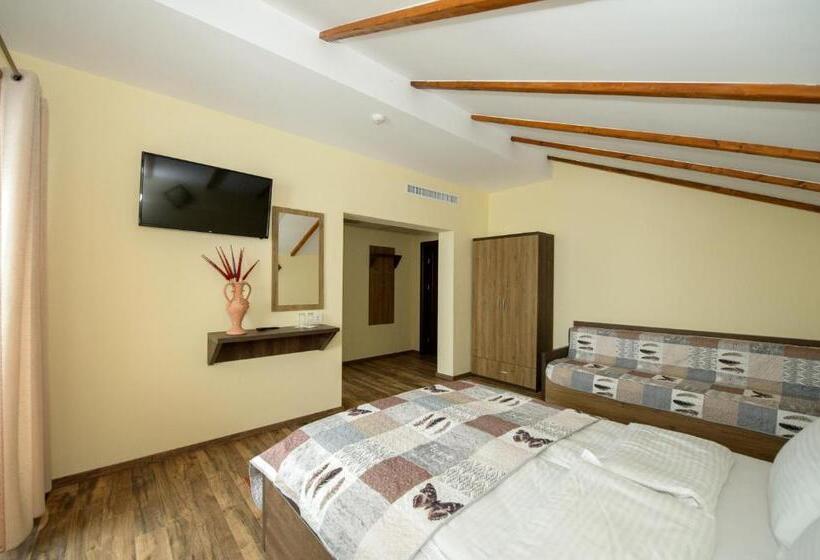 غرفة عائلية, Casa Bucatarului