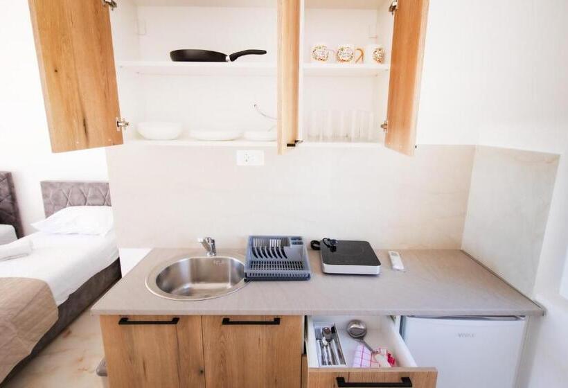 استودیوی لوکس, Mira Sea View