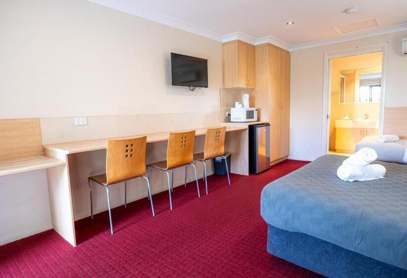 패밀리 룸, The Ballandean Pub & Motel