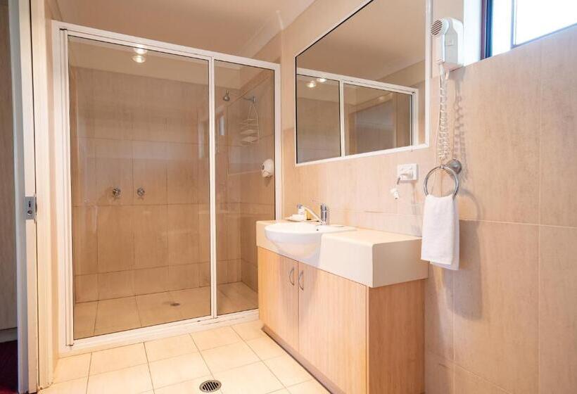 패밀리 룸, The Ballandean Pub & Motel